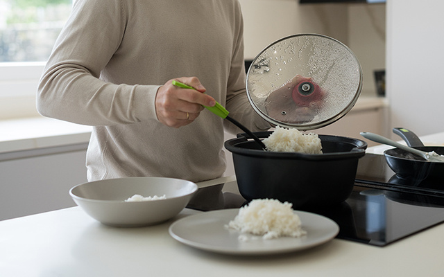 Arroz com o fogo desligado? Use esse truque quando precisar economizar o gás de cozinha