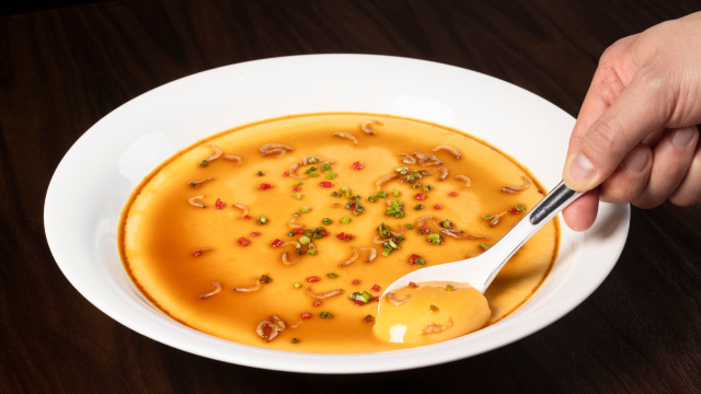 Nem frito, nem mexido: é assim que se faz ovo na China; receita que viralizou tem textura de pudim e fica pronta em 10 minutos