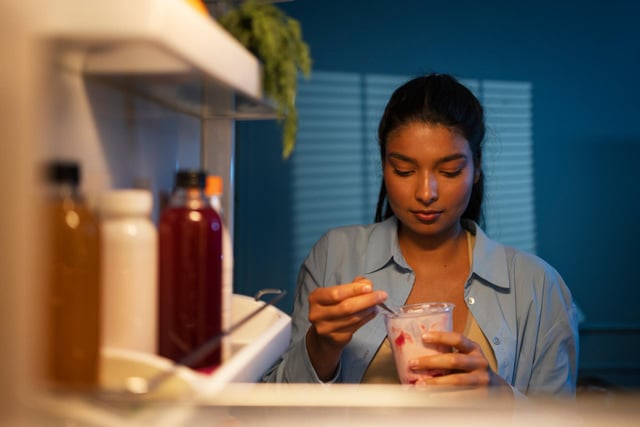 O perigo vem de onde a gente menos espera: não coma iogurte à noite