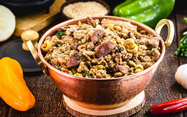 Essa é a versão bem mineira do feijão tropeiro (Créditos: TudoGostoso)