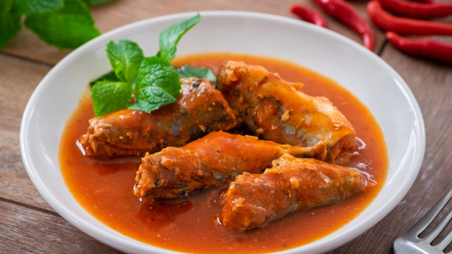 O prato não parece bonito, mas o sabor é de outro mundo: receita de sardinha assada com molho de tomate que minha avó portuguesa adora preparar