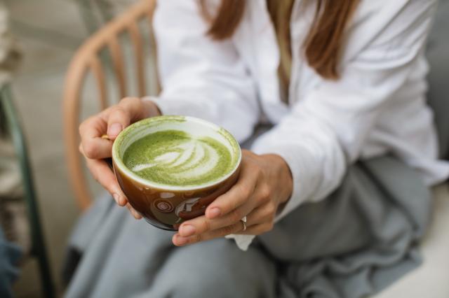 Comecei a tomar matcha todos os dias e senti muita diferença na balança e na energia: veja como usar