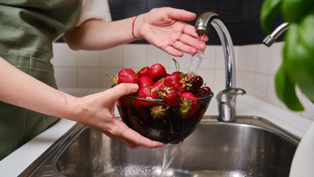 A fruta mais "suja" tem até 6 pesticidas usados em sua produção: saiba o que fazer antes de comê-la