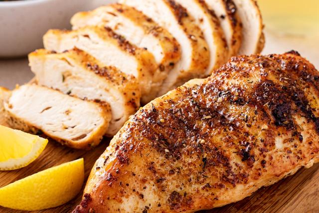 A maioria faz errado: veja como salgar peito de frango do jeito certo para não ressecar