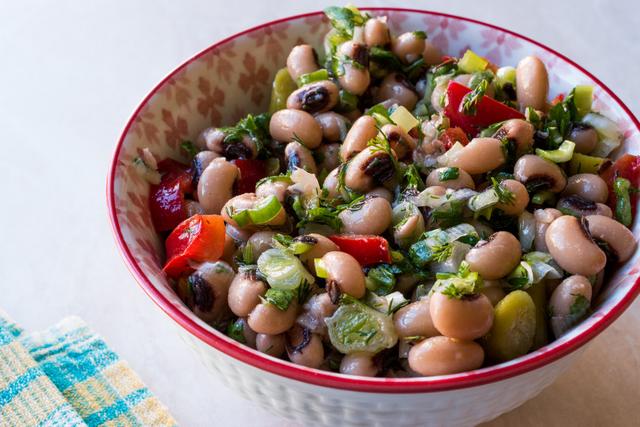 Vinagrete de feijão-fradinho é a salada ou acompanhamento leve perfeito e nutritivo para jantar no calor
