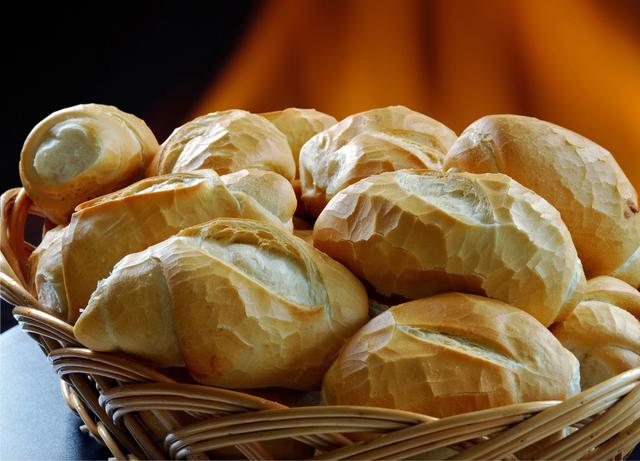Pão francês fresquinho de novo: truque na airfryer é perfeito para salvar o pão dormido