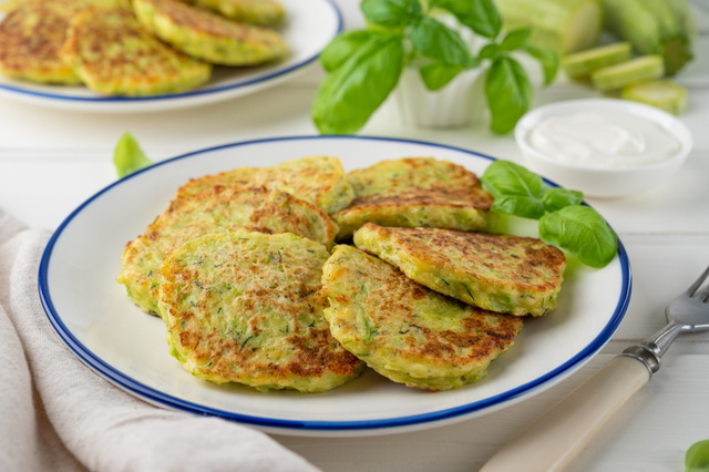 Esta receita com abobrinha, ovos e queijo é um jantar tão delicioso quanto fácil que até as crianças vão devorar