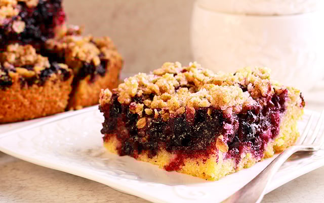 Receita de cuca de amora é um amor de tão deliciosa, a casquinha é perfeita e a massa fofinha fica ainda melhor com a fruta