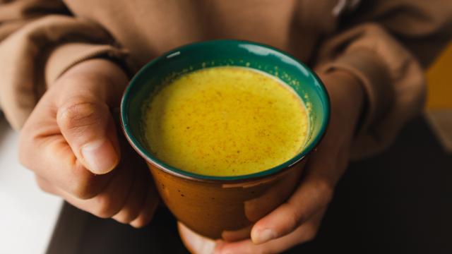 Por que tem um monte de gente tomando chá de cúrcuma todas as noites? Veja como preparar a bebida do jeito certo para beber antes de dormir e descubra benefícios