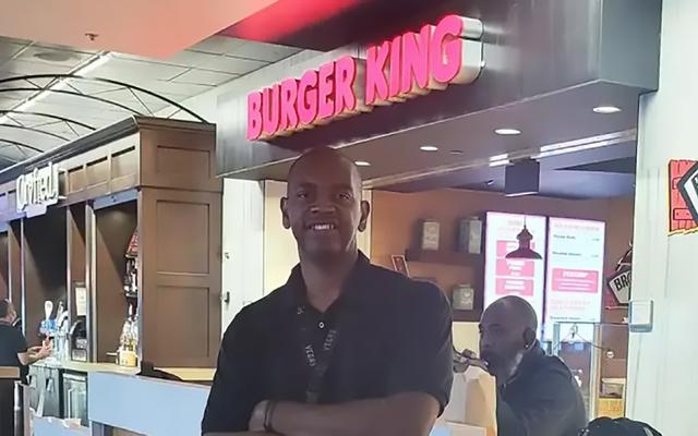 Quem é o rei agora? Cozinheiro do Burger King recebe presente medíocre após nunca ter faltado um dia de trabalho em 27 anos, viraliza e consegue comprar um food truck de última geração