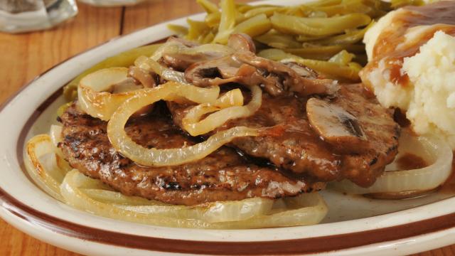 Adeus alcatra: esse é o melhor corte de carne para fazer um bife acebolado macio e suculento