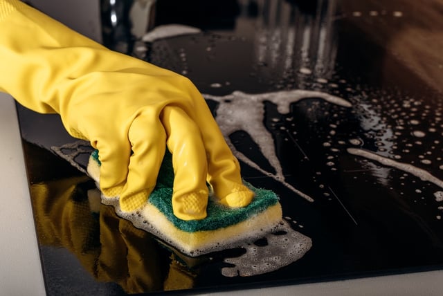 Se sua mãe não te ensinou, eu te ensino o jeito certo de higienizar a esponja de cozinha entre as trocas