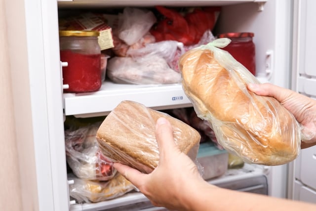 Cozinheiros e padeiros concordam: "O pão congelado melhora significativamente sua textura se for descongelado no forno coberto com um pano úmido por 10 a 30 minutos, dependendo do tamanho."