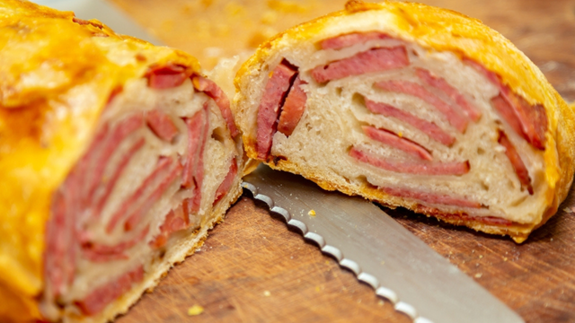 Pegue o que estiver sobrando na sua geladeira para fazer esse pão pizza incrível e transforme no lanche mais gostoso do dia
