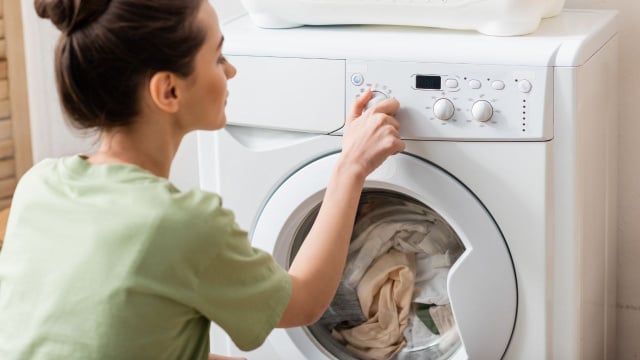 Roupa lavada com mau cheiro pode indicar problemas na máquina de lavar (Créditos: Shutterstock)