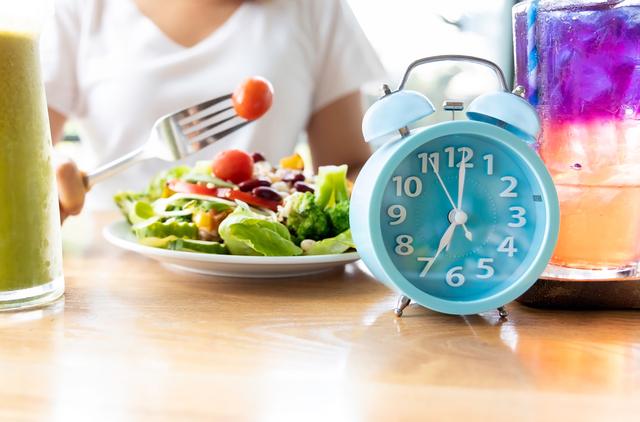 Jejum intermitente: novo estudo mostra como dieta atinge parte do cérebro que afeta apetite e vício