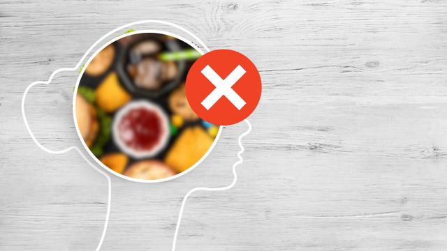O que as mulheres NÃO devem comer para evitar uma perda de memória precoce: "Nosso cérebro literalmente funciona com nutrientes"