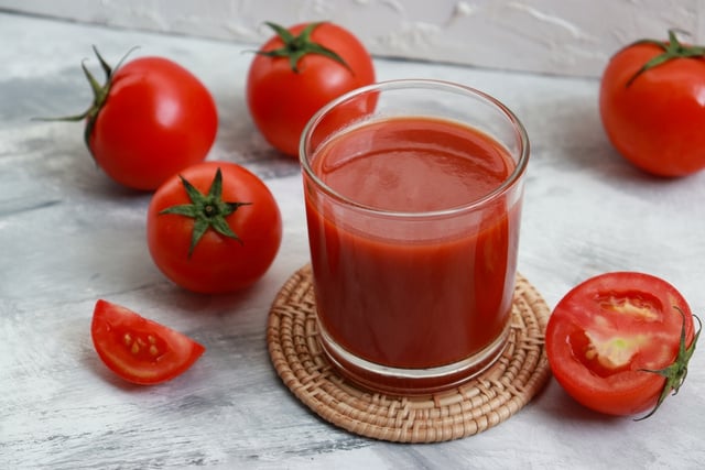 O suco de tomate é uma das bebidas mais benéficas para a saúde do coração. (créditos: Shutterstock)