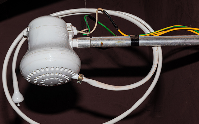 Como um brasileiro inventou o chuveiro elétrico para salvar seu pai doente no anos 1930