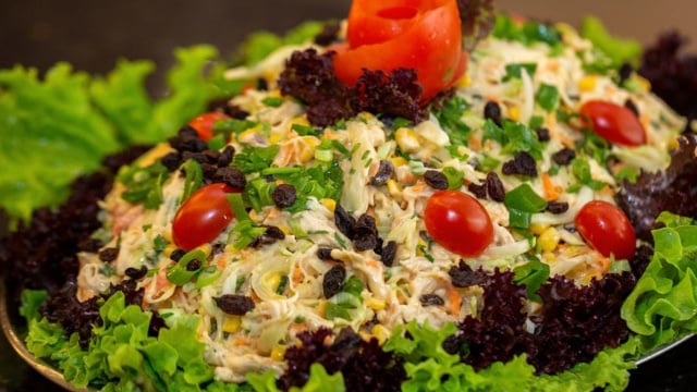 A salada de maionese com frango é cremosa e leva outros legumes para equilibrar (Créditos: TudoGostoso/Shutterstock)