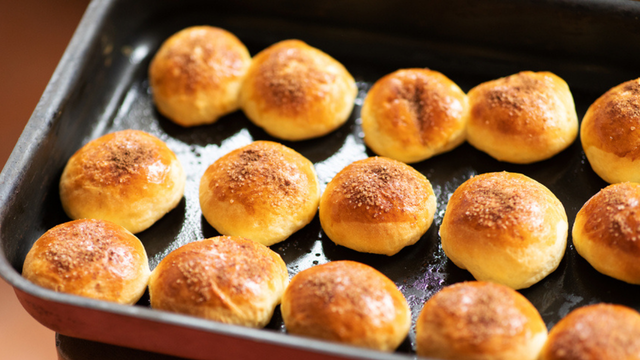 Lanche barato e delicioso: como fazer pão de batata recheado com o que você tem na geladeira