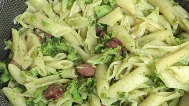 Macarrão com brócolis, bacon e linguiça (Créditos: TudoGostoso)
