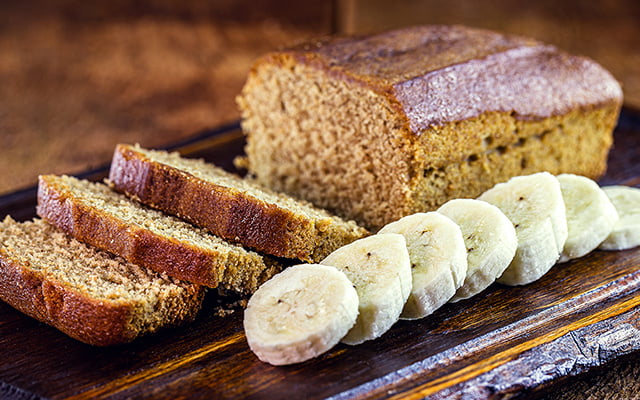 Eu fiz um bolo fit de banana com aveia e fiquei surpreso com o sabor e a textura fofinha