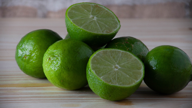 As cascas de limão liberam óleos essenciais que ajudam a deixar a geladeira com um aroma mais fresco. (créditos: Shutterstock)