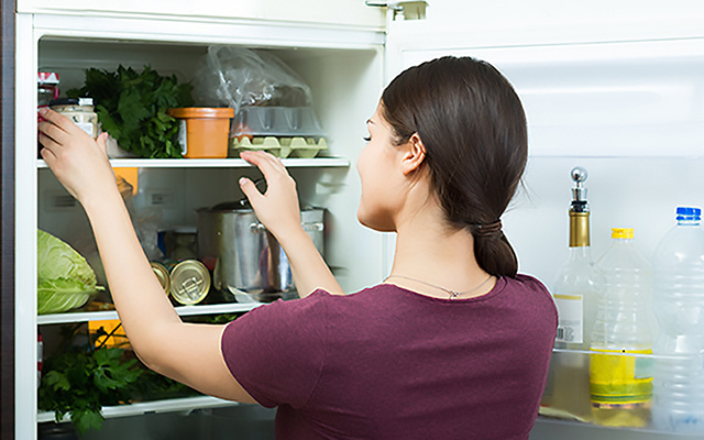 Aprendi com uma vizinha esse truque de colocar sal grosso na geladeira e me surpreendi