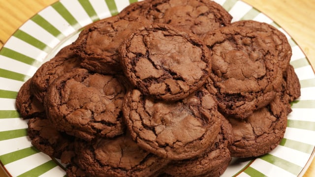 Porções de cookie brownie deliciosas servidas em prato (Créditos: TudoGostoso)