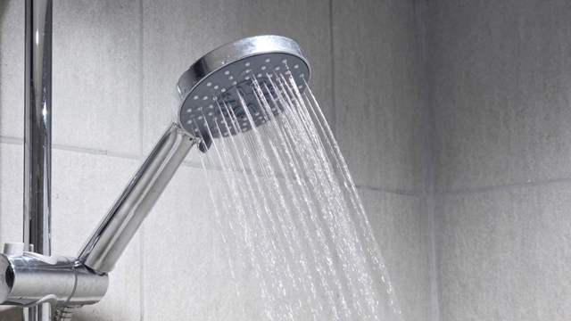 Chuveiro com pouca pressão? Especialistas ensinam como remover o calcário e melhorar o fluxo de água