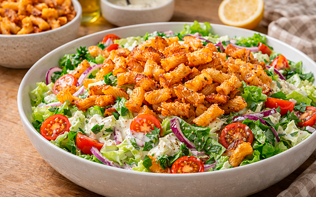 Salada de macarrão crocante e molhadinha, receita perfeita para um almoço rápido e diferente