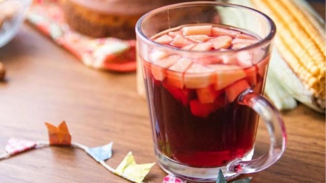 Xícara de vinho quente com cubinhos de maçã bem gostoso para o inverno (Créditos: Shutterstock)