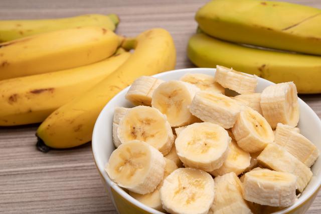 Você sabe o que são os pontinhos pretos nas bananas?