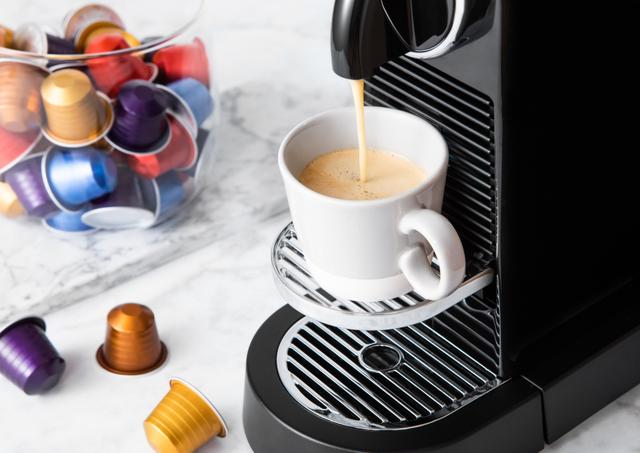 Cuidado ao tomar café de cápsula em casa e eu não estou falando do alumínio