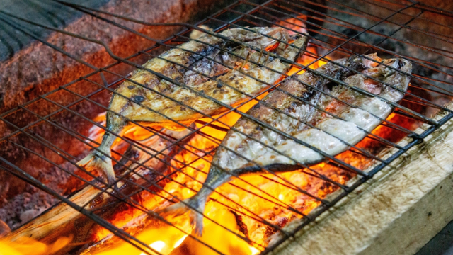 Este é o melhor peixe para grelhar no carvão: não se desfaz e cozinha perfeitamente