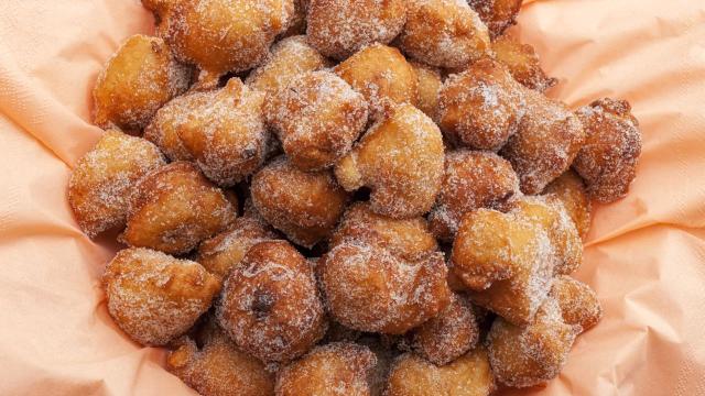 Sempre que faço esse bolinho de chuva, o prédio inteiro fica cheiroso e meus vizinhos imploram por um pouquinho!