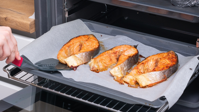 Parei de fritar peixe na frigideira depois que descobri esta receita barata e saudável para toda a família: peixe assado delicioso no forno