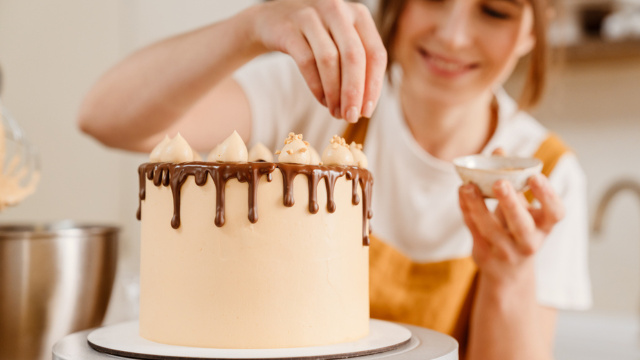 Já pensou em reformar um bolo de padaria? Veja como transformar o doce refazendo apenas a cobertura