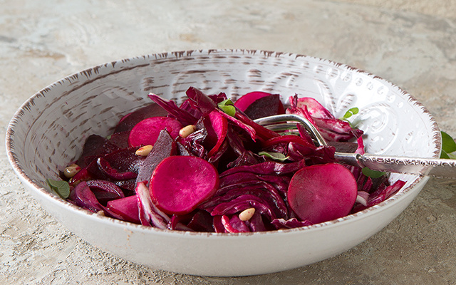 A salada de beterraba que nunca pode faltar na sua geladeira: a mais fácil de fazer e muito nutritiva