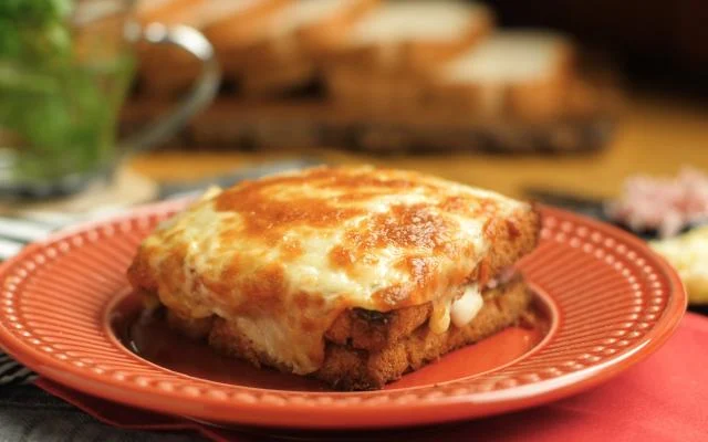 O croque-monsieur nada mais é que um sanduíche, como um misto-quente, feito com presunto e queijo (Créditos: TudoGostoso)