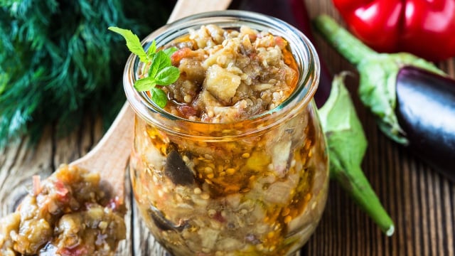 A berinjela em conserva vai deixar as suas comidas ainda mais gostosas por vários dias! (Créditos: Shutterstock)