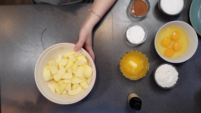 Os ingredientes usados para a receita da torta de maçã. (Créditos: Ana Zambrim/ reprodução Youtube)