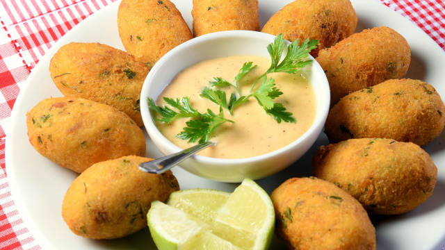 Sirva essa maravilha com um molho rosé e rodelas de limão, fica uma delícia (Créditos: Shutterstock)