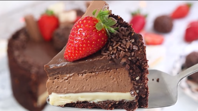 Uma combinação irresistível de chocolate branco, ao leite e meio amargo. (créditos: reprodução/Youtube Receitas do Will)