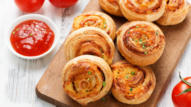 Alternativa mais leve para a ceia de Natal de 2025: a receita de enroladinho salgado que substitui o clássico presunto e queijo