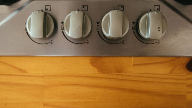 Aprenda como limpar os botões do fogão (Créditos: Canva)