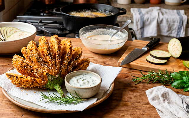 Berinjela crocante na farinha panko temperada com gergelim: essa receita diferente vai te deixar com água na boca (sirva com molho!)