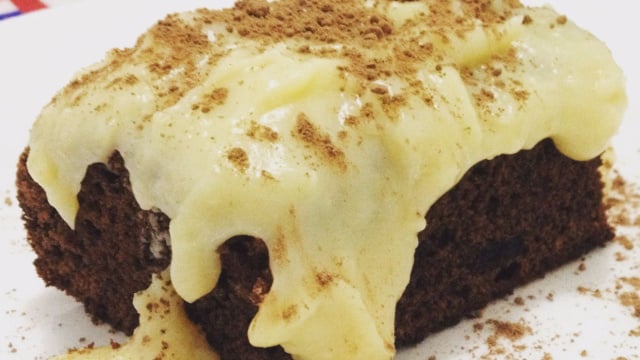 Coloquei biscoito na massa de bolo e fiz um bolo de Oreo, com direito a cobertura de leite em pó, e ficou uma delícia!