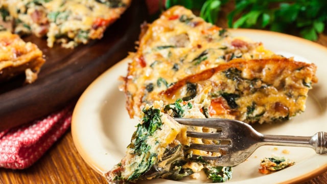 Torta salgada de espinafre e frango: versátil e nutritiva, perfeita para jantares e almoços rápidos